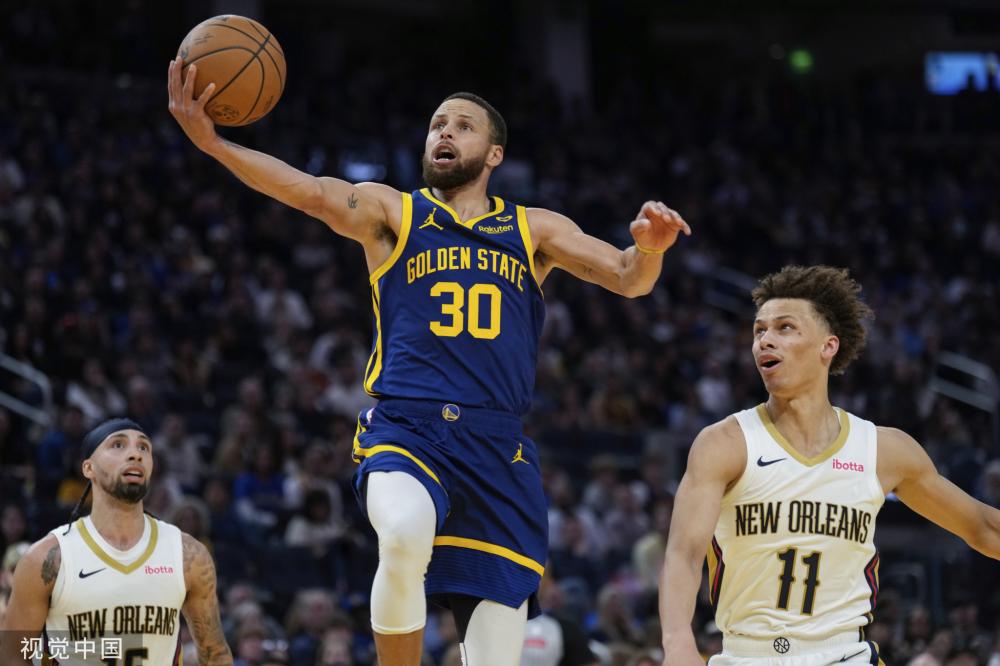 原地举手向 原地举手向